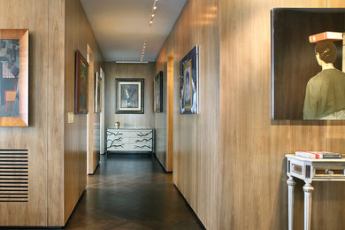 Idée de décoration pour un couloir minimaliste de taille moyenne avec parquet foncé.