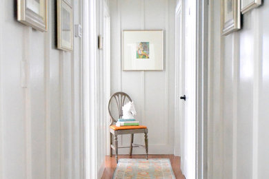 Idée de décoration pour un petit couloir champêtre avec un mur blanc.