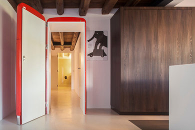 Ispirazione per un ingresso o corridoio contemporaneo di medie dimensioni con pareti bianche, pavimento in laminato e pavimento beige