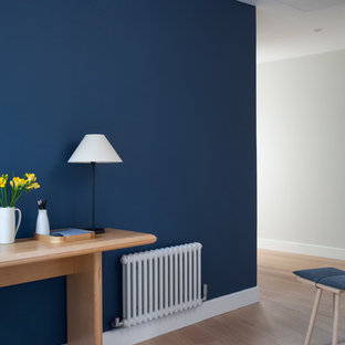 Exemple d'un couloir tendance de taille moyenne avec un mur blanc, un sol en bois peint et un sol beige.
