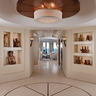 Inredning av en modern mycket stor hall, med beige väggar och kalkstensgolv