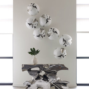 Réalisation d'un grand couloir design avec un mur blanc et un sol en linoléum.