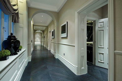 На фото: маленький коридор в классическом стиле с белыми стенами, темным паркетным полом и коричневым полом для на участке и в саду