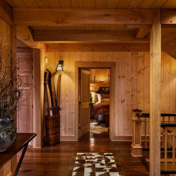Alpine Ski Home: Hallway
