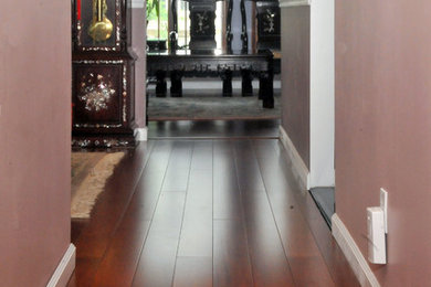 Immagine di un ingresso o corridoio minimal con pavimento in bambù e pavimento arancione