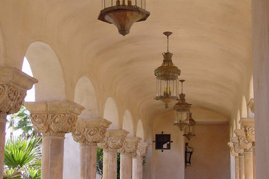 Esempio di un grande ingresso o corridoio mediterraneo con pareti beige e pavimento con piastrelle in ceramica