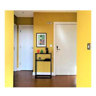 Idee per un ingresso o corridoio boho chic di medie dimensioni con pareti gialle, pavimento in sughero e pavimento marrone
