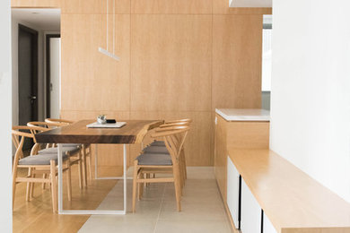 На фото: коридор среднего размера в стиле модернизм с белыми стенами и полом из керамической плитки