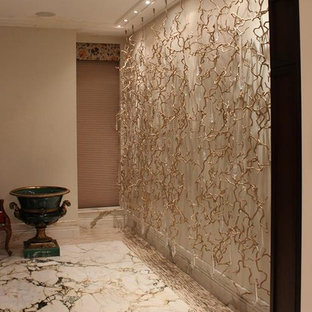 Inredning av en modern mycket stor hall, med beige väggar och marmorgolv