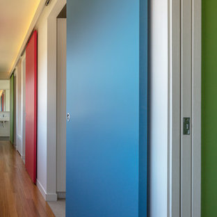 Inspiration pour un petit couloir design avec un mur blanc, un sol en bambou et un sol marron.