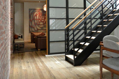 Ejemplo de recibidores y pasillos minimalistas de tamaño medio con paredes blancas, suelo de madera en tonos medios y suelo beige