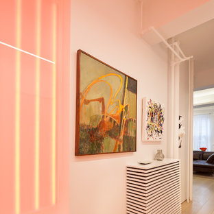 Inspiration för mellanstora moderna hallar, med vita väggar, ljust trägolv och beiget golv