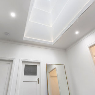 75+ Flure mit dunklem Holzboden und gewölbter Decke Ideen & Bilder