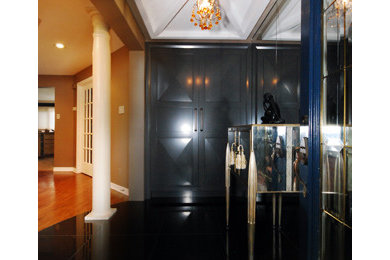 Example of a minimalist hallway design in Ottawa