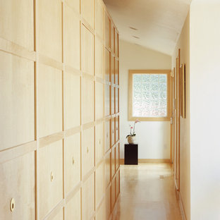 Aménagement d'un couloir asiatique avec un mur blanc et un sol en bois clair.