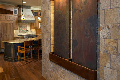 デンバーにある広いラスティックスタイルのおしゃれな廊下 (マルチカラーの壁、濃色無垢フローリング、茶色い床) の写真