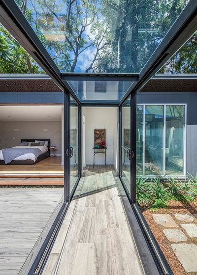 Moderno Recibidor y pasillo by Justin Loe Architects
