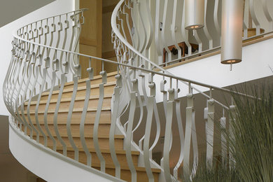 Пример оригинального дизайна: большая лестница в современном стиле