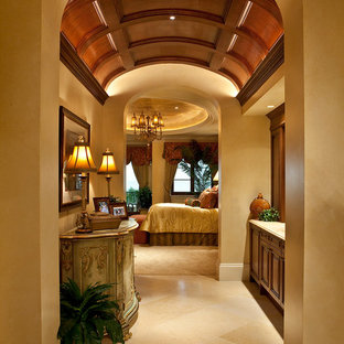 Inspiration pour un couloir méditerranéen avec un mur beige et un sol beige.