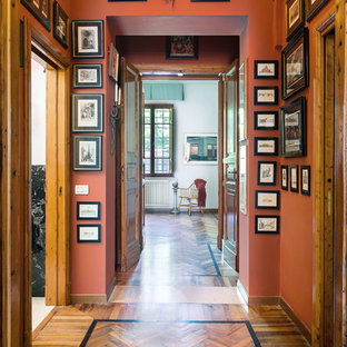 Ispirazione per un ingresso o corridoio chic con pareti rosse
