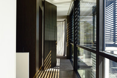 Réalisation d'un couloir minimaliste avec un sol en bois brun.