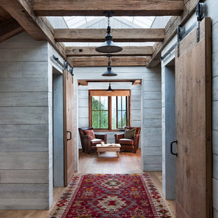 Idées déco pour un couloir montagne de taille moyenne avec un mur gris et un sol en bois clair.