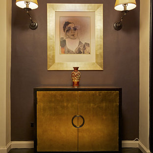 Esempio di un ingresso o corridoio boho chic con pareti viola, parquet scuro e pavimento nero