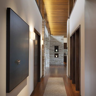 Foto di un ingresso o corridoio design con pavimento in bambù
