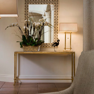 Aménagement d'un couloir classique de taille moyenne avec un mur beige, un sol en carrelage de céramique et un sol marron.