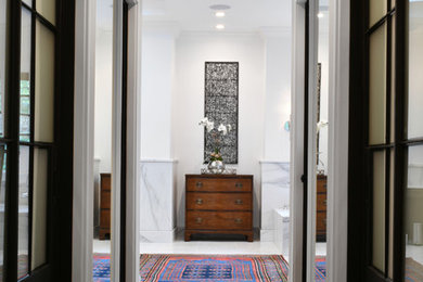 Стильный дизайн: коридор среднего размера в классическом стиле с паркетным полом среднего тона и разноцветными стенами - последний тренд