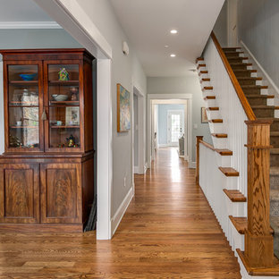 Idee per un ingresso o corridoio american style di medie dimensioni con pareti grigie e pavimento in legno massello medio
