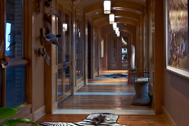 ダラスにあるサンタフェスタイルのおしゃれな廊下の写真