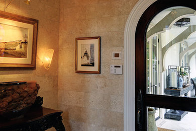 Imagen de recibidores y pasillos eclécticos de tamaño medio con paredes beige