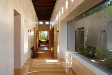 Ejemplo de recibidores y pasillos de estilo americano grandes con paredes beige, suelo de mármol y suelo marrón