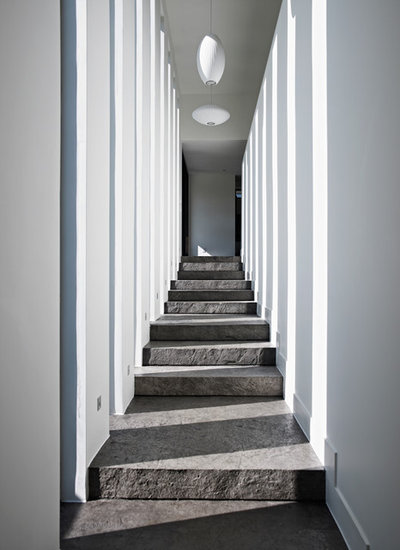 Contemporain Couloir by Sustain Design Architects Inc.