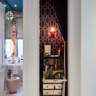 Esempio di un ingresso o corridoio design con pareti rosa, pavimento in marmo e pavimento bianco