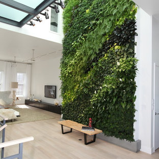 Inspiration för stora moderna hallar, med vita väggar och ljust trägolv