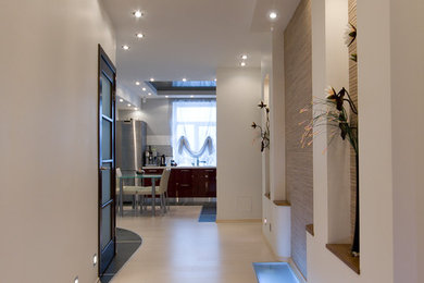 Свежая идея для дизайна: коридор в современном стиле с белыми стенами и бежевым полом - отличное фото интерьера