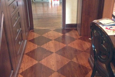 Diseño de recibidores y pasillos tradicionales renovados de tamaño medio con paredes beige y suelo de madera en tonos medios