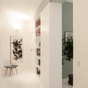 Immagine di un ingresso o corridoio moderno con pavimento in legno verniciato