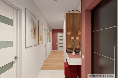 Ispirazione per un ingresso o corridoio minimal di medie dimensioni con pareti rosse, pavimento in legno massello medio e pavimento marrone