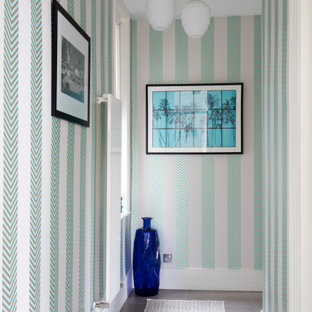 Aménagement d'un couloir contemporain de taille moyenne avec un mur multicolore, un sol en carrelage de porcelaine, un sol gris et du papier peint.