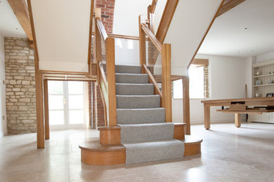 Источник вдохновения для домашнего уюта: большая лестница в стиле кантри
