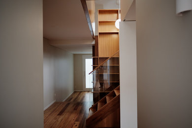 Diseño de recibidores y pasillos actuales con suelo de madera en tonos medios