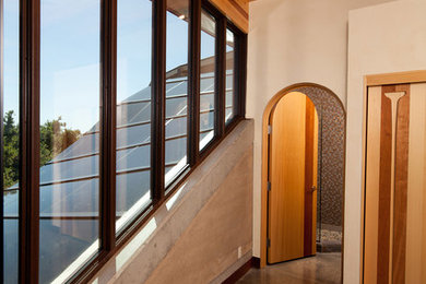 Ejemplo de recibidores y pasillos modernos de tamaño medio con paredes beige