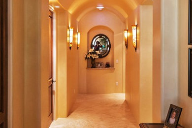 Idées déco pour un grand couloir moderne avec un mur beige et un sol en carrelage de porcelaine.