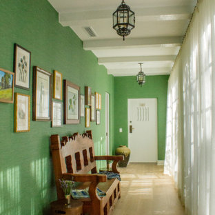 Inspiration pour un couloir méditerranéen de taille moyenne avec un mur vert et un sol en bois brun.