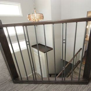 Exemple d'un couloir moderne avec un mur gris et moquette.