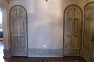 Modelo de recibidores y pasillos retro de tamaño medio con paredes beige y suelo de madera en tonos medios