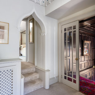 Exemple d'un grand couloir victorien avec un mur blanc et moquette.